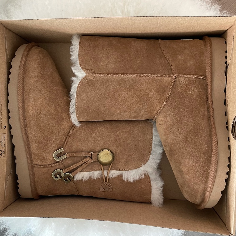 UGGS - Picture 5 of 7